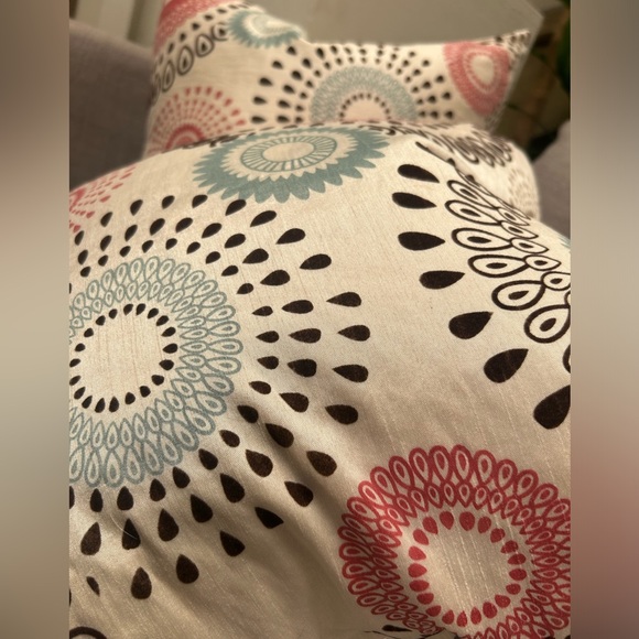 Cut Velvet Medallion on Taffeta Fabric Accent Pillow COVER ONLY
#0911248B - Picture 8 of 11